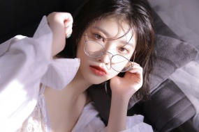 边框眼镜美女性感写真壁纸