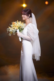 Rainie Yang sexy photo in daylily flower white gauze skirt