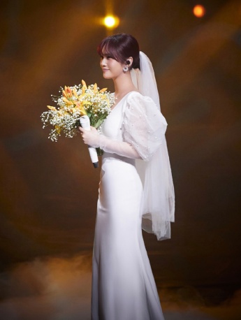 杨丞琳萱草花白色纱裙性感写真