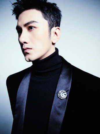 Photo of Xiao Shunyao, an elegant gentleman in black suit