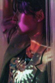 张子枫浅绿色西装写真手机壁纸