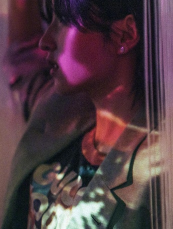 张子枫浅绿色西装写真手机壁纸