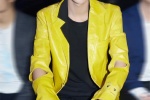 Huang Minghao's handsome event photos in bright yellow top