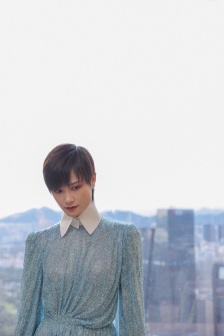 Li Yuchun charming and sexy photo in sequin skirt