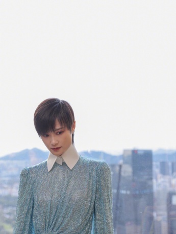 李宇春亮片裙迷人性感写真