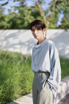 王源夏日俊逸帅气写真图片