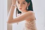 Song Zuer's charming and sexy photo in pink tube top dress