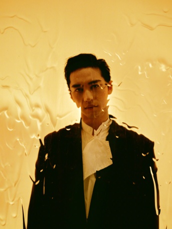 許魏洲水幕光影帥氣寫真大片