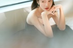 Zhang Xueying's sexy photo in black tube top dress