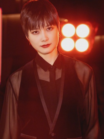 李宇春黑纱衬衫时尚写真图片