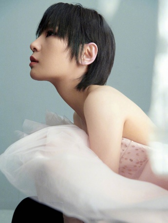 周笔畅温柔性感写真大片