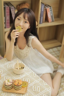 養眼美女慵懶居家甜美寫真照片