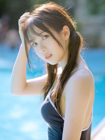泳池裡的美女性感泳衣寫真