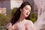 Li Qin's gentle and sexy photo in pink gauze skirt