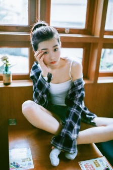 单眼皮女生清爽丸子头唯美写真