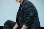 Han Geng's casual and handsome photos in striped suit