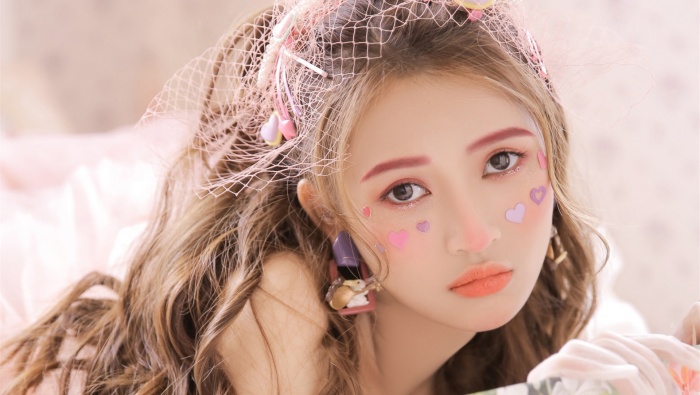 粉紅少女性感寫真桌麵壁紙