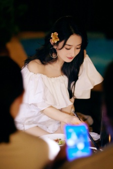 Zhao Liying swimming pool barbecue vacation photo pictures