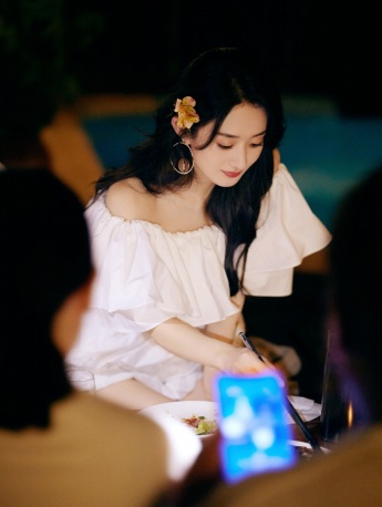 Zhao Liying swimming pool barbecue vacation photo pictures