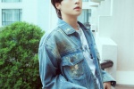 Zhang Yixing's handsome photo in washed blue retro denim outfit