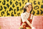 Zhao Liying's warm retro photo in the warm winter sun
