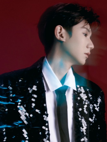 王源黑亮片西服復古帥氣寫真