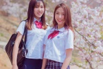 櫻花樹下的製服美女寫真照圖片