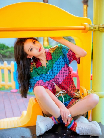 Sun Yi's childlike rainbow birthday photo shoot