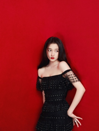 關曉彤飄紗露肩長裙性感寫真圖片