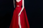 Guan Xiaotong's sexy photo with slit red dress