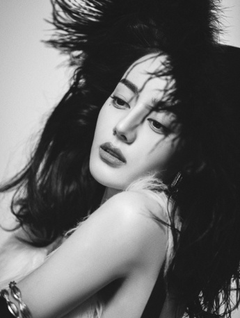 迪麗熱巴黑白摩登性感寫真