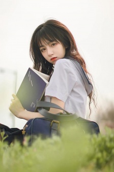 青澀校園美女手機壁紙