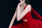 Guan Xiaotong's sexy photo with slit red dress