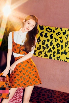 Zhao Liying charming and sexy photo in orange short skirt