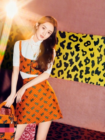 Zhao Liying charming and sexy photo in orange short skirt