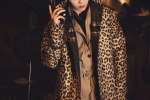 Liu Yuxin's cool and sexy photo with leopard print and big back hair