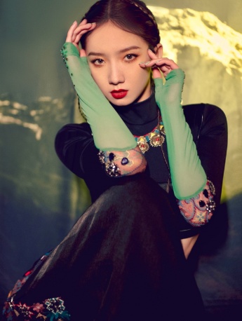 Meng Meiqi's ethnic fashion stage photos