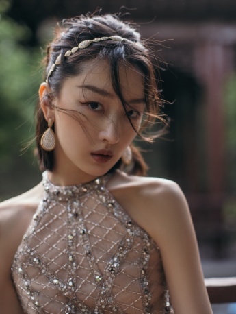 Zhou Dongyu nude backless dress sexy photo pictures
