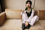 Zhou Bichang's fashionable and sexy photo in silk light purple shirt