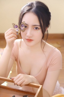 豐滿美女傲人上圍性感美腿寫真