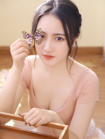 丰满美女傲人上围性感美腿写真