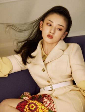 Song Zuer Ruili Clothing and Beauty Magazine Photo