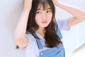 可爱背带裤美女唯美写真图片桌面壁纸