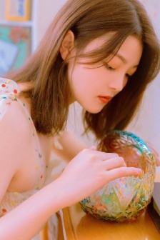 风情美女御姐波点吊带裙性感写真