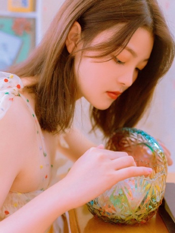 風情美女禦姐波點吊帶裙性感寫真