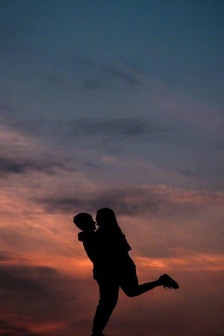 黃昏剪影人像手機壁紙