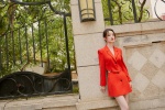 Li Qin's sexy and charming photo in orange suit