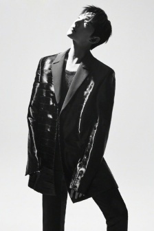 Yang Yang's cool and handsome photo blockbuster with black and white light and shadow