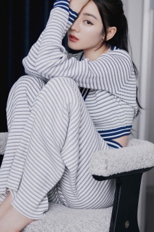 迪力熱巴藍白條紋針織套裝壁紙