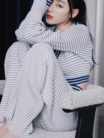 Dilireba blue and white striped knitted suit wallpaper